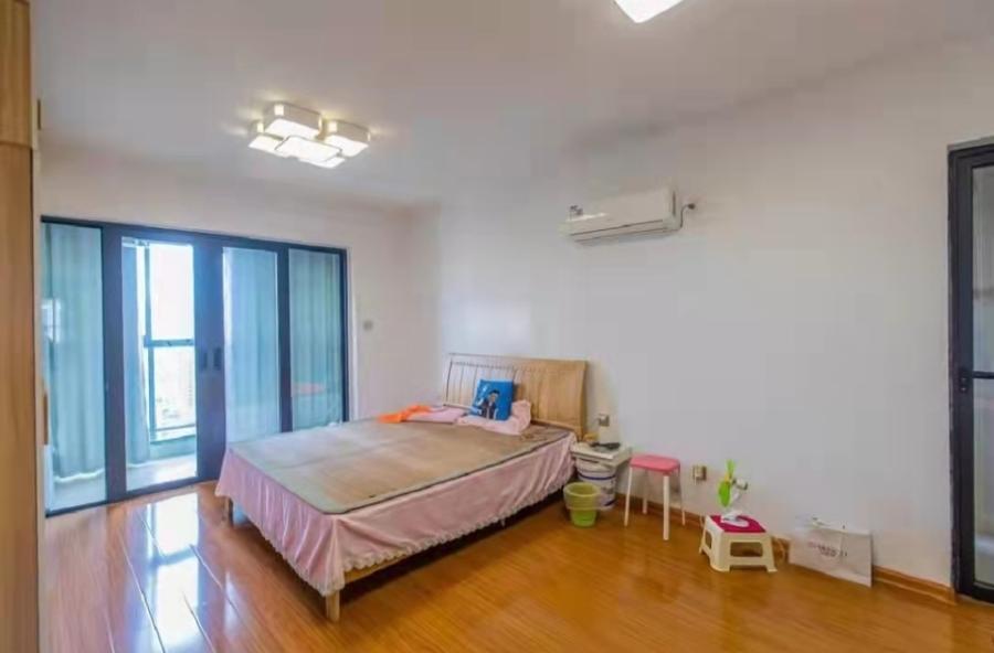 藍(lán)山郡法拍房三期G棟2704室（包括室內(nèi)可移動(dòng)的家具家電，但不含冰箱）