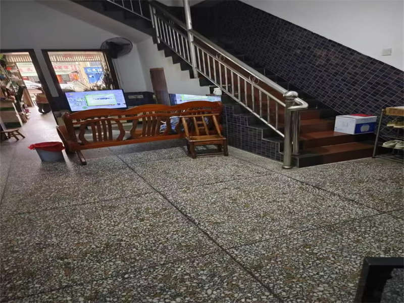 機(jī)場(chǎng)口社區(qū)法拍房101室、201室