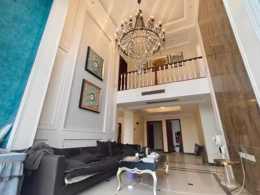 （大露臺(tái)頂復(fù)）乾源國(guó)際廣場(chǎng)法拍房11棟2512室、2513室